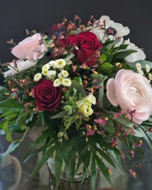 BOUQUET ROND ROSES, ANEMONES ET RENONCULES